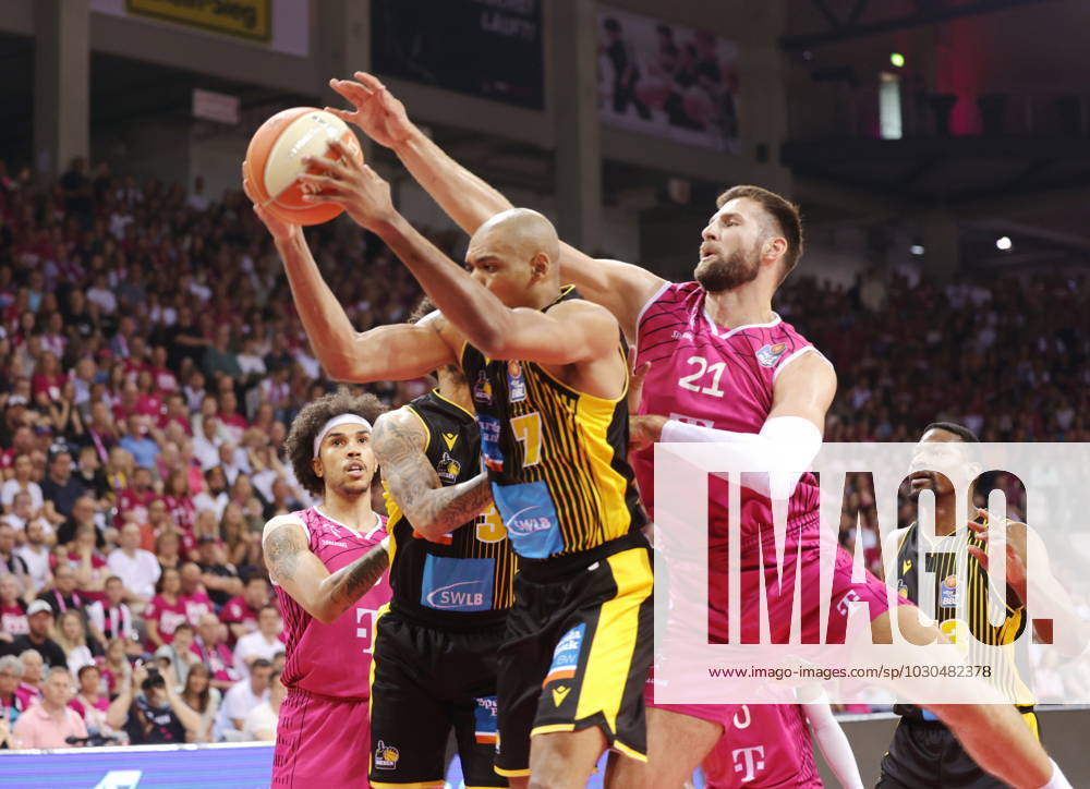 Leon Kratzer Telekom Baskets Bonn vs Shonn Miller MHP RIESEN Ludwigsburg , Playoffs Semifinal Game 1