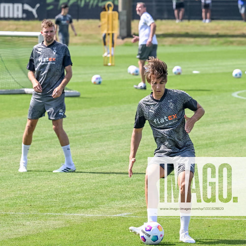 Florian Neuhaus Borussia Moenchengladbach, 32 puts the ball across Behind Christoph Kramer Borussia Moenchengladbach, 23 Borussia Moenchengladbach, football, 1 Bundesliga, training, season 2023 2024, 11 07 2023 Borussia Moenchengladbach, football, 1 Bundesliga, training, season 2023 2024, 11 07 2023 Moenchengladbach