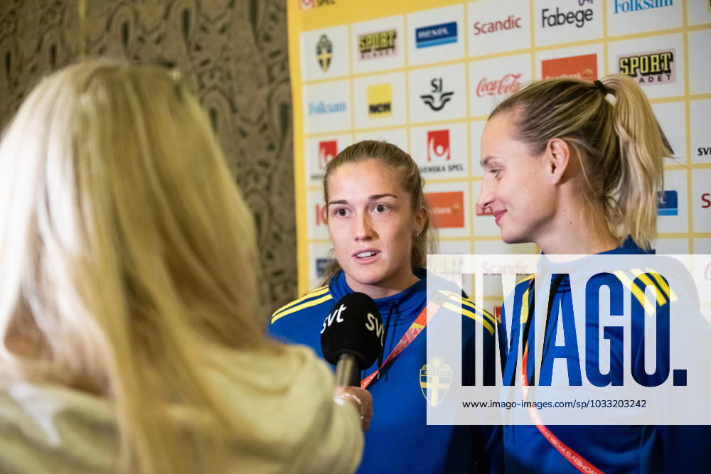 Filippa Angeldahl and Nathalie Björn of the Swedish women s national soccer team are interviewed at a press event during the FIFA Women s World Cup on August 13, 2023 in Auckland Photo Mathias Bergeld BILDBYRAN code MB MB0688 fotboll football soccer fotball fotbolls vm verdensmästerskap vm fifa womens world cup pressträff event meeting sverige a sweden 25 dam bbeng intervju interview