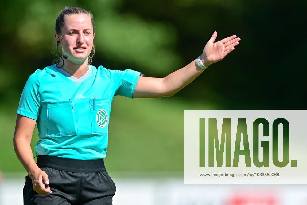 Daniela Kottmann referee gives instructions, gestures, gesticulate with arms, gives instructions, gesticulate, frame, action, action, 20 08 2023, Aschheim Germany , Fussball,2 Frauen Bundesliga, FC Bayern München II SV 67 Weinberg, DFB DFL REGULATIONS PROHIBIT ANY USE OF PHOTOGRAPHS AS IMAGE SEQUENCES AND OR QUASI VIDEO