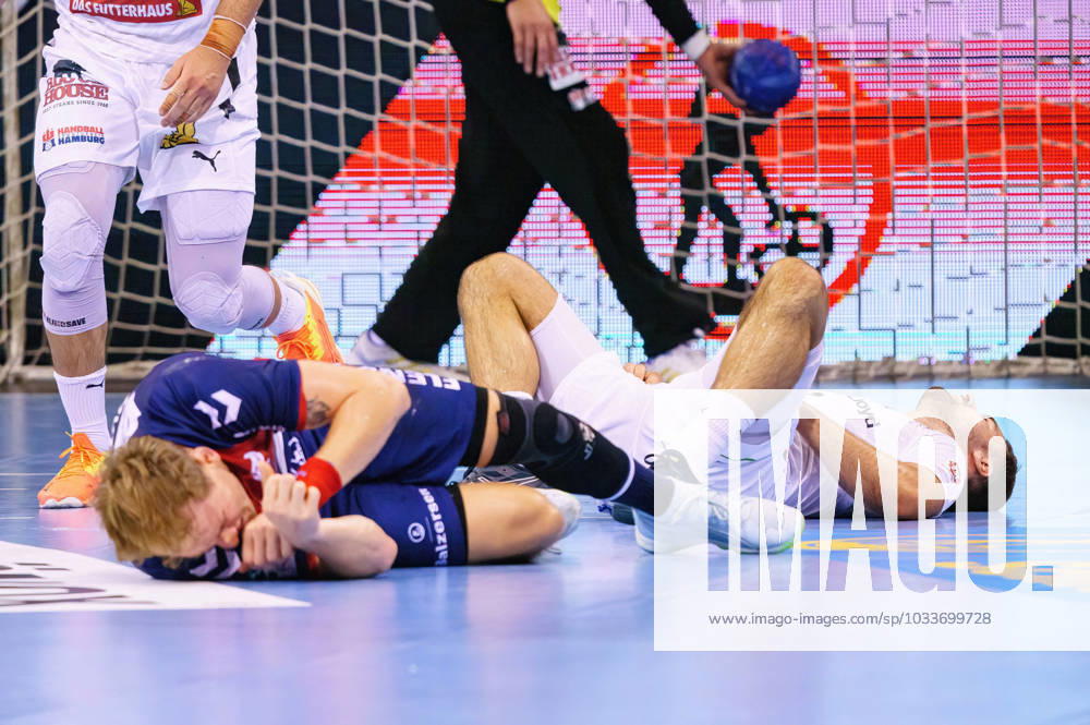 Simon Pytlick SG Flensburg Handewitt, 02 and Dani Baijens Handball Sport Verein Hamburg, 77 after colliding on the ground SG Flensburg Handewitt vs Handball Sport Verein Hamburg, Handball, Matchday 1, Season 2023 2024, 24 08 2023 SG Flensburg Handewitt vs Handball Sport Verein Hamburg, Handball, Matchday 1, Season 2023 2024, 24 08 2023 Flensburg
