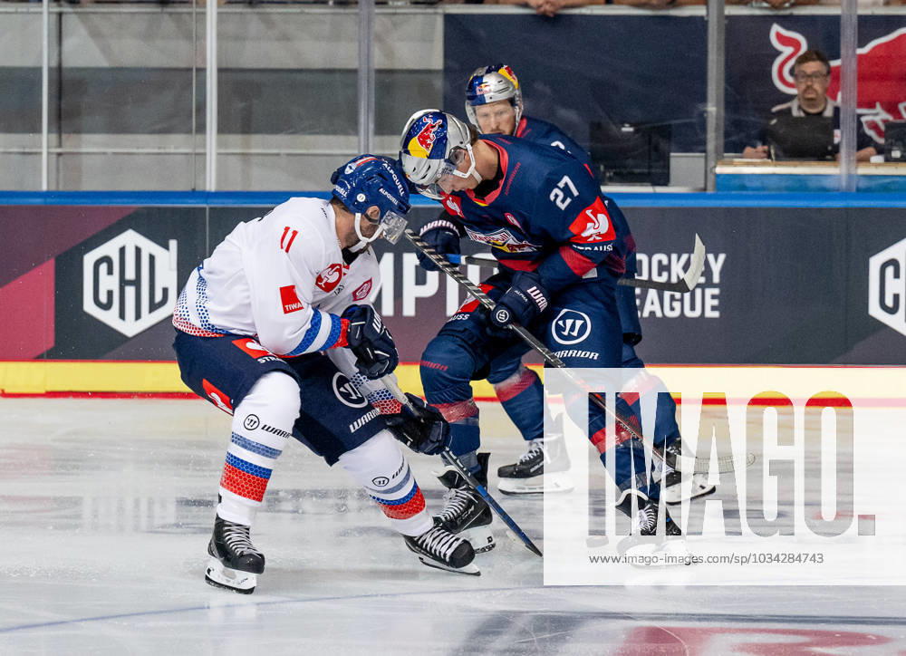 Fight for the puck duel between Daniel Jakubitzka HC Tiwak Innsbruck, 11 and Veit Oswald EHC Red Bull Muenchen, 27 GER, EHC Red Bull Muenchen vs HC TIWAK Innsbruck, ice hockey, Champions Hockey League, group stage, 4 match day, season 2023 2024, 10 09 2023 GER, EHC Red Bull Muenchen vs HC TIWAK Innsbruck, ice hockey, Champions Hockey League, group stage, 4 match day, season 2023 2024, 10 09 2023 Muenchen