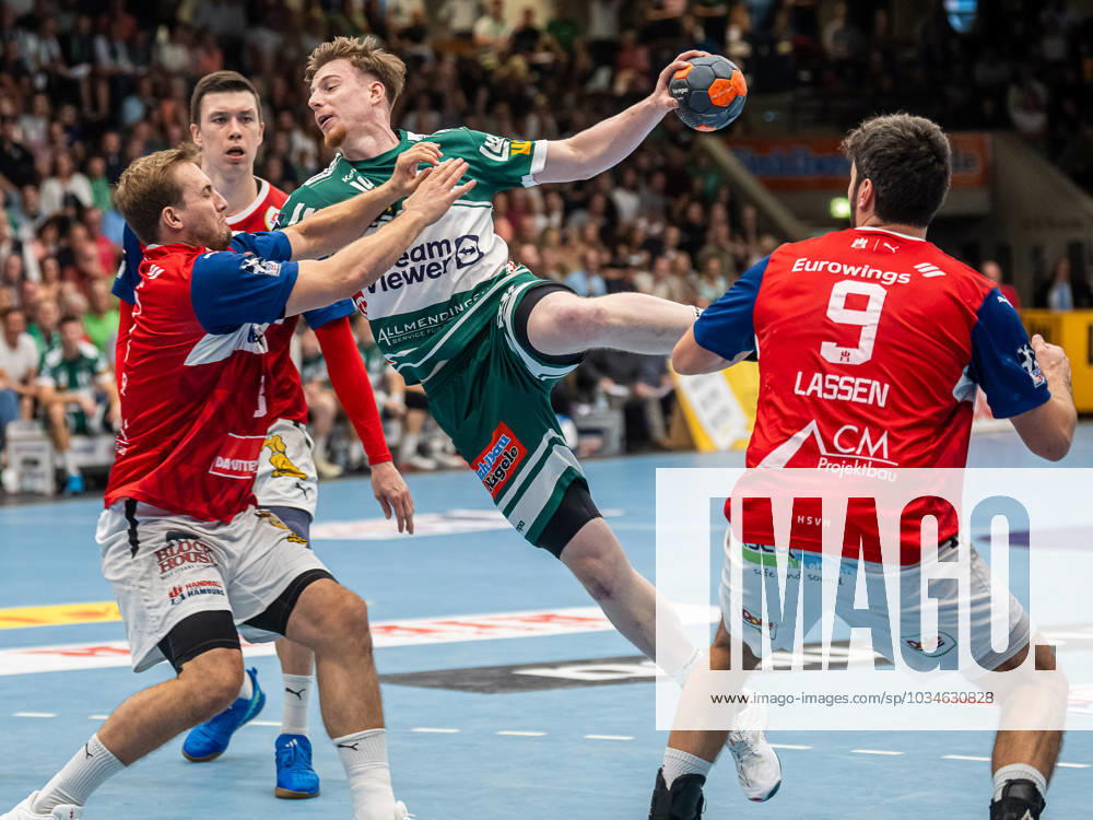 Erik Persson Frisch Auf Goeppingen, 22 in duel with Niklas Weller Handball Sport Verein Hamburg, 13 , Frisch Auf Goeppingen vs Handball Sport Verein Hamburg, 1 Bundesliga, Handball, Men, 21 09 2023 Frisch Auf Goeppingen vs Handball Sport Verein Hamburg, 1 Bundesliga, Handball, Men, 21 09 2023 Goeppingen