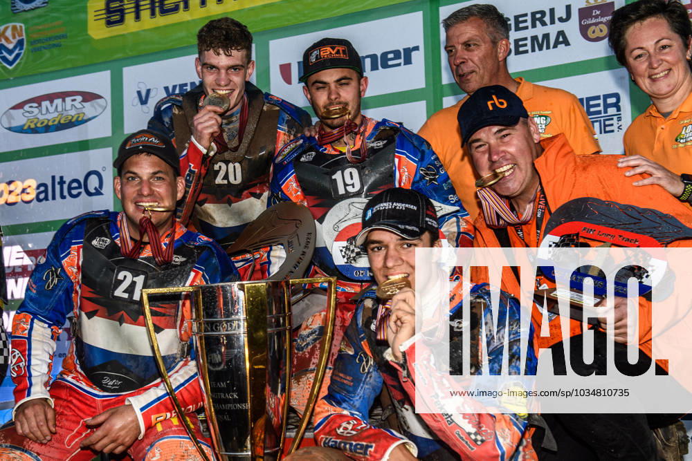 Federation Internationale de Motocyclisme Long Track Of Nations The victorious Netherlands Team: Clockwise from Top:Mika Meijer (28), Romano Hummel (190, Dutch Team Manager Patrick Roth, Dave Meijerink, (20), Jannick de Jong (21) during the FIM Long Track Of Nations event at the Speed Centre Roden on Sunday 24th September 2023. Roden Netherlands