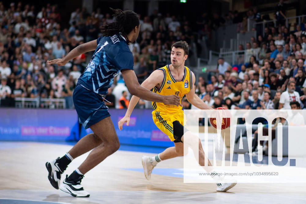 Jonas Mattisseck Alba Berlin, 09 in duel with Isaiah Whaley MLP Academics Heidelberg, 01 , GER, MLP Academics Heidelberg vs Alba Berlin, easycredit Basketball Bundesliga, 1 matchday, season 2023 2024, 28 09 2023 GER, MLP Academics Heidelberg vs Alba Berlin, easycredit Basketball Bundesliga, 1 matchday, season 2023 2024, 28 09 2023 Heidelberg