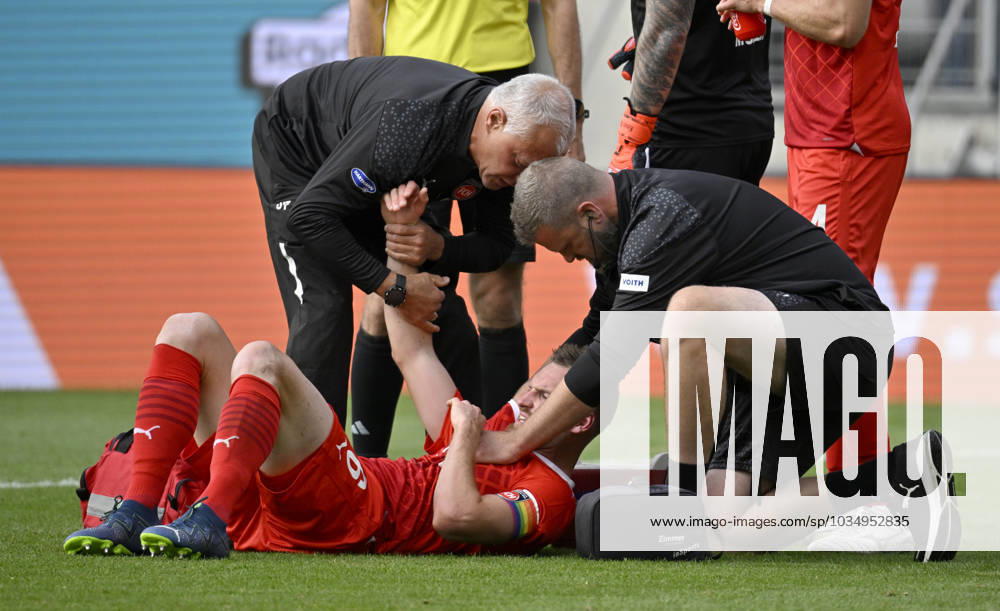 Patrick Mainka 1 FC Heidenheim 1846 FCH 06 injured injury attendant 1 FC Heidenheim 1846 FCH vs 1 FC Union Berlin FCU 30 09 2023 DFL REGULATES PROHIBIT ANY USE OF PHOTOGRAPHS AS IMAGE SEQUENCES AND OR QUASI VIDEO 1 FC Heidenheim 1846 FCH vs 1 FC Union Berlin FCU
