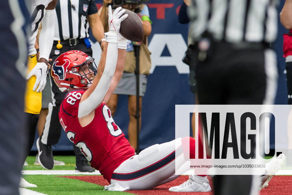Houston Texans tight end Dalton Schultz (86) celebrates his touchdown reception during a game between the Pittsburgh Steelers and the Houston Texans in Houston, TX. .. CSM USA - ZUMAc04_ 20231001_zma_c04_173
