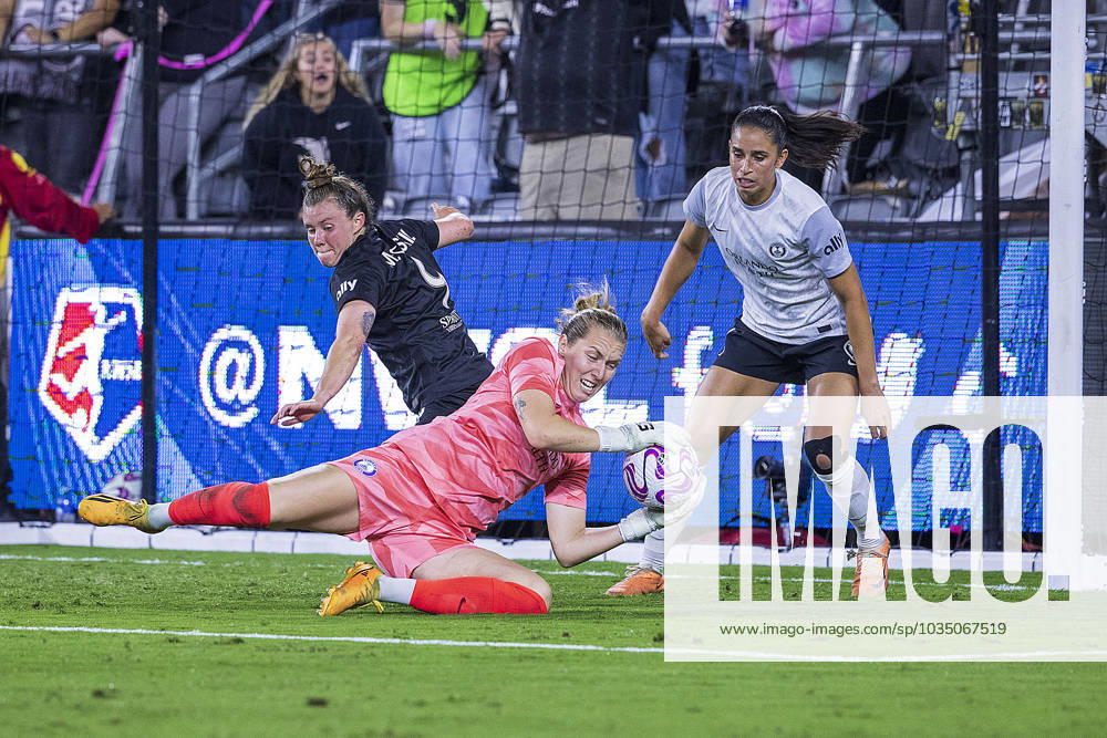 Goalkeeper, Anna Moorhouse 21 of the Orlando Pride dives to save the ball during their NWSL game against the Angel City FC on Monday October 2, 2023 at BMO Stadium in Los Angeles, California. ACFC loses to Orlando Pride, 0-1. ARIANA RUIZ PI Los Angeles USA - ZUMAp124 20231002_zaa_p124_086