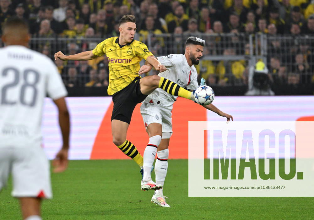 Nico Schlotterbeck Borussia Dortmund , li , vs Olivier Giroud AC Milan 04 10 2023, Football Champions League, 2023 2024 season, preliminary round, matchday 2, Borussia Dortmund AC Milan Dortmund Signal Iduna Park Nordrhein Westfalen Germany Team2