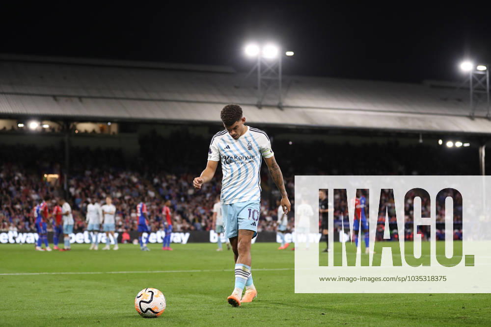 Crystal Palace gegen Nottingham Forest 07. Oktober 2023, London Premier League Fußball Crystal Palace gegen Nottingham Forest Morgan Gibbs White von Nottingham Forest führt einen Eckball aus Foto Jacques Feeney Abseits London UK