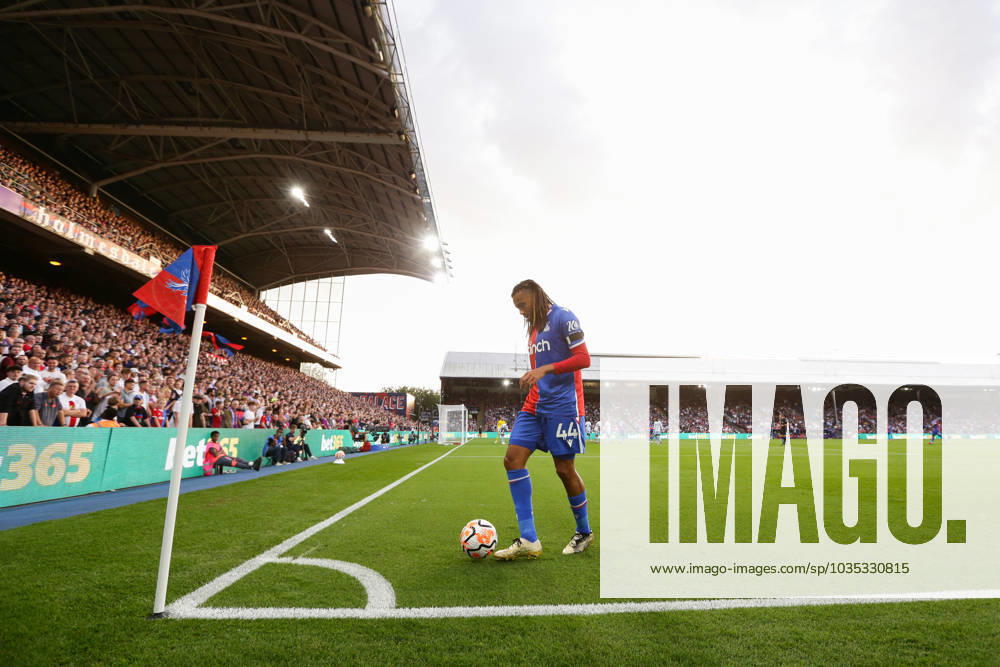Crystal Palace gegen Nottingham Forest 07 Oktober 2023, London Premier League Fußball Crystal Palace gegen Nottingham Forest Jairo Riedewald von Crystal Palace führt einen Eckball aus Foto Jacques Feeney Abseits London UK