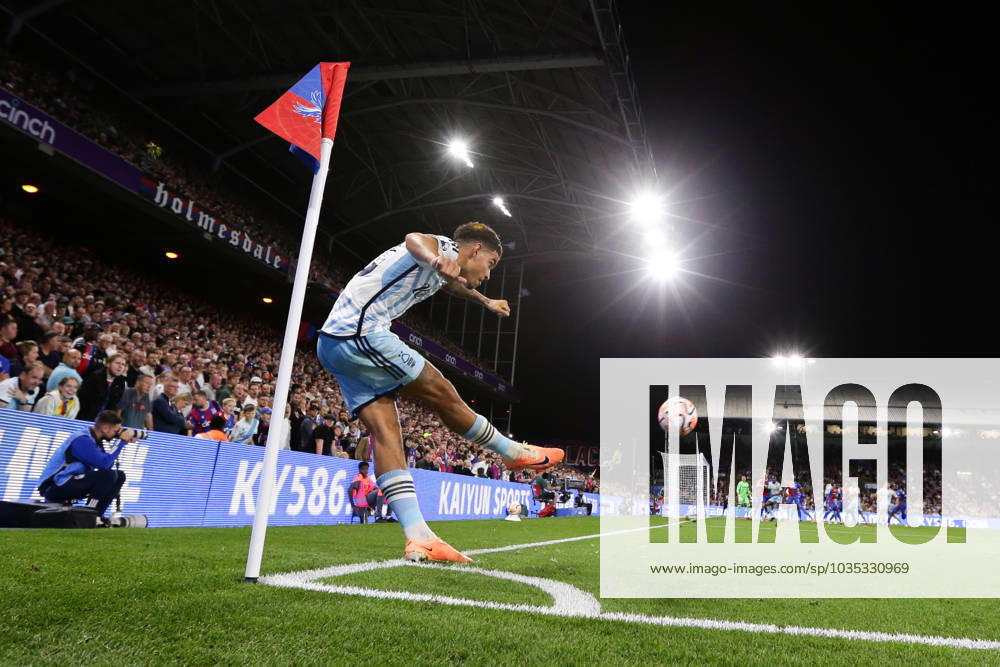 Crystal Palace gegen Nottingham Forest 07 Oktober 2023, London Premier League Fußball Crystal Palace gegen Nottingham Forest Morgan Gibbs White von Nottingham Forest führt einen Eckball aus Foto Jacques Feeney Abseits London UK