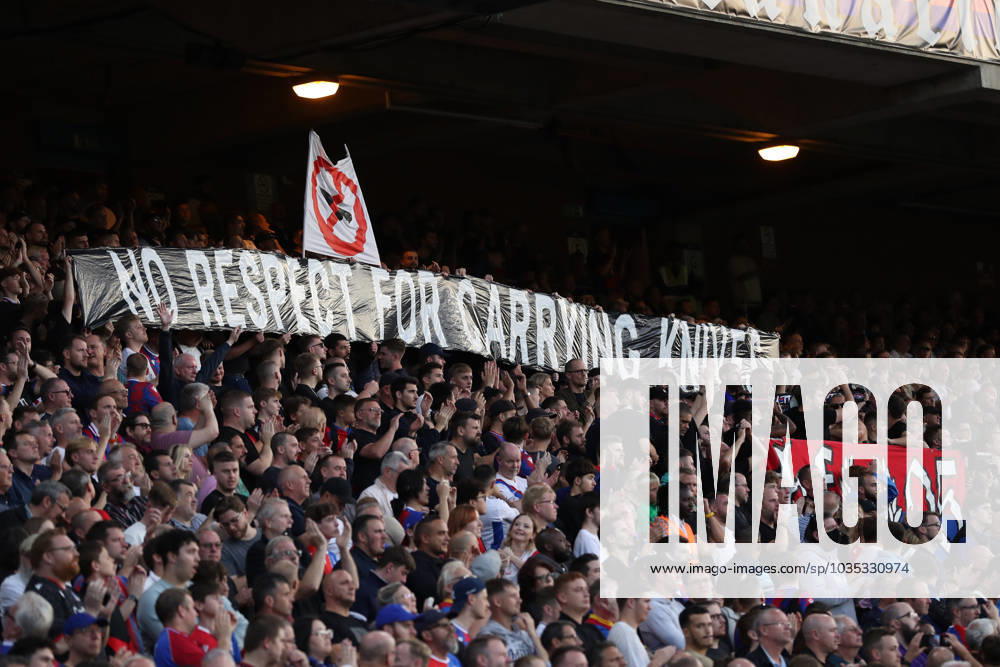 Crystal Palace gegen Nottingham Forest 07. Oktober 2023, London Premier League Fußball Crystal Palace gegen Nottingham Forest Crystal Palace-Fans halten ein Transparent gegen Messerkriminalität hoch Foto Jacques Feeney Offside London UK