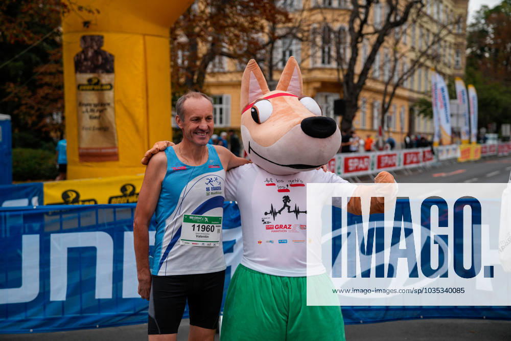 RUNNING - Graz Marathon 2023 GRAZ,AUSTRIA,08.OCT.23 - RUNNING - Graz Marathon. Image shows a participant with a mascot. GEPAxpictures xJohannesxFriedl