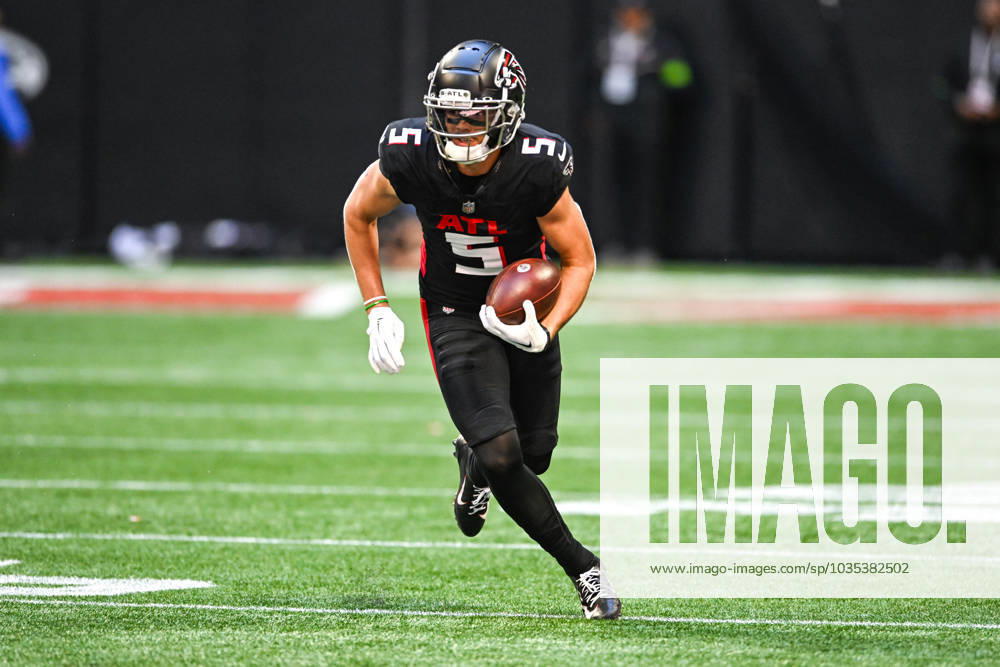 ATLANTA, GA Ã OCTOBER 08: Atlanta wide receiver Drake London (5) runs with the ball after a reception during the NFL, American Football Herren, USA game between the Houston Texans and the Atlanta Falcons on October 8th, 2023 at Mercedes-Benz Stadium in Atlanta, GA. (Photo by Rich von Biberstein Icon Sportswire) NFL: OCT 08 Texans at Falcons Icon231008023
