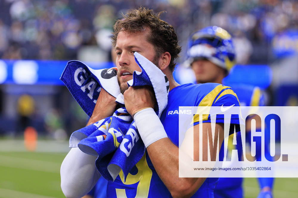 9 Matthew Stafford, QB of the Los Angeles Rams during warmups prior to their NFL, American Football Herren, USA game against the Philadelphia Eagles on Sunday October 8, 2023 at SoFi Stadium in Inglewood, California. JAVIER ROJAS PI Inglewood USA - ZUMAp124 20231008_zaa_p124_026
