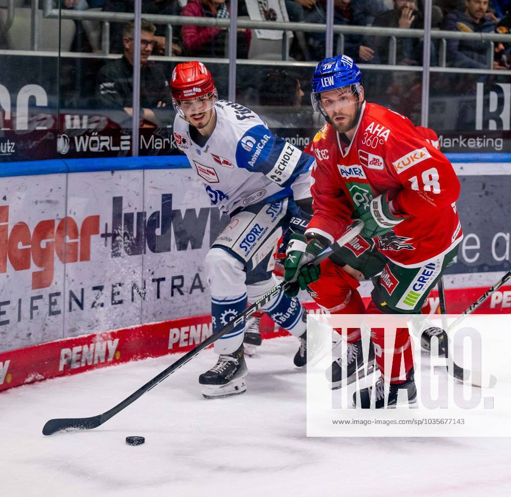 Battle for the puck duel between Daniel Neumann Schwenninger Wild Wings, 18 and Zack Mitchell Augsburger Panther, 18 Augsburger Panther vs. Schwenninger Wild Wings, ice hockey, DEL, 11 game day, season 2023 2024, 15 10 2023 Augsburger Panther vs. Schwenninger Wild Wings, ice hockey, DEL, 11 game day, season 2023 2024, 15 10 2023 Augsburg