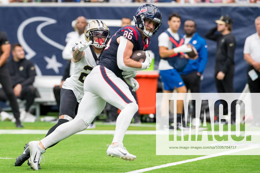 Houston Texans tight end Dalton Schultz (86) runs after making a catch during a game between the New Orleans Saints and the Houston Texans in Houston, TX. .. CSM USA - ZUMAc04_ 20231015_zma_c04_440