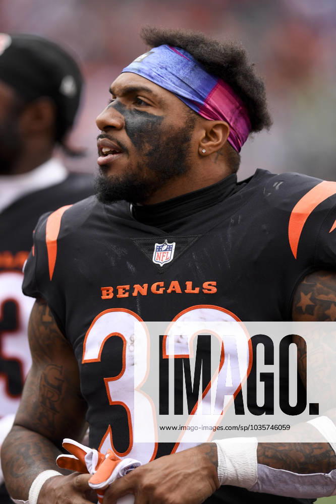 CINCINNATI, OH - OCTOBER 15: Cincinnati Bengals Half Back Trayveon Williams (32) after the NFL, American Football Herren, USA game between the Seattle Seahawks and the Cincinnati Bengals on October 15, 2023, at Paycor Stadium in Cincinnati, Ohio. (Photo by Michael Allio Icon Sportswire) NFL: OCT 15 Seahawks at Bengals Icon116231015121
