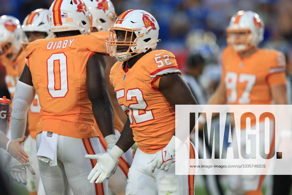 TAMPA, FL - OCTOBER 15: Tampa Bay Buccaneers Linebacker K.J. Britt (52) trots off the field during the regular season game between the Detroit Lions and the Tampa Bay Buccaneers on October 15, 2023 at Raymond James Stadium in Tampa, Florida. (Photo by Cliff Welch Icon Sportswire) NFL, American Football Herren, USA OCT 15 Lions at Buccaneers Icon357231015078