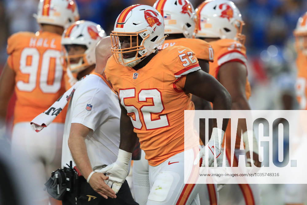 TAMPA, FL - OCTOBER 15: Tampa Bay Buccaneers Linebacker K.J. Britt (52) trots off the field during the regular season game between the Detroit Lions and the Tampa Bay Buccaneers on October 15, 2023 at Raymond James Stadium in Tampa, Florida. (Photo by Cliff Welch Icon Sportswire) NFL, American Football Herren, USA OCT 15 Lions at Buccaneers Icon357231015079