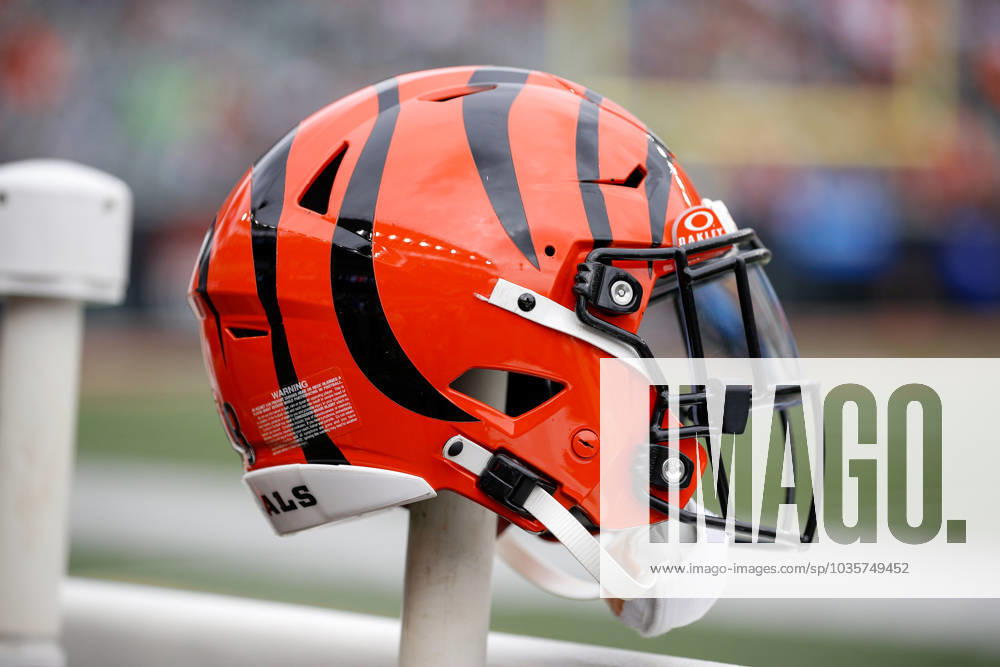 CINCINNATI, OH - OCTOBER 15: A Cincinnati Bengals helmet sits on the sideline before the game against the Seattle Seahawks and the Cincinnati Bengals on October 15, 2023, at Paycor Stadium in Cincinnati, OH. (Photo by Ian Johnson Icon Sportswire) NFL, American Football Herren, USA OCT 15 Seahawks at Bengals Icon231015048