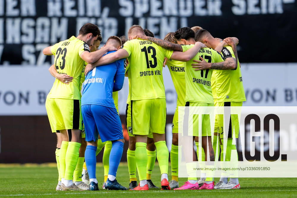 Players from SC Verl, swear in with a team circle before kickoff, circle, team circle, concentration, camaraderie, speech, motivation, 22 10 2023, Sandhausen Germany , Football, 3 Liga, SV Sandhausen SC Verl, 22 10 2023, Sandhausen Germany , Football, 3 Liga, SV Sandhausen SC Verl, DFB DFL REGULATIONS PROHIBIT ANY USE OF PHOTOGRAPHS AS IMAGE SEQUENCES AND OR QUASI VIDEO