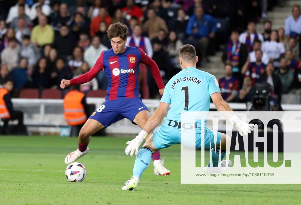 Barcelona Spain 22.10.2023 Marc Guiu FC Barcelona, Barca and Unai Simon (Athletic Club) battle for the ball during the La Liga EA Sports between FC Barcelona and Athletic Club at Estadi Olimpic Lluis Companys on 22 October 2023 in Barcelona. Sabadell Spain - ZUMAu50_ 20231022_zsp_u50_083