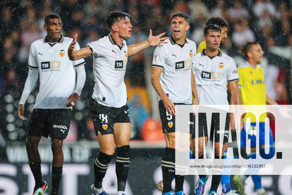 Jose Luis Garcia Pepelu of Valencia protests during the spanish league, La Liga EA Sports, football match played between Valencia CF and UD Cadiz CF at Mestalla stadium on October 23, 2023, in Valencia, Spain. VALENCIA SPAIN - ZUMAa181 20231023_zaa_a181_016
