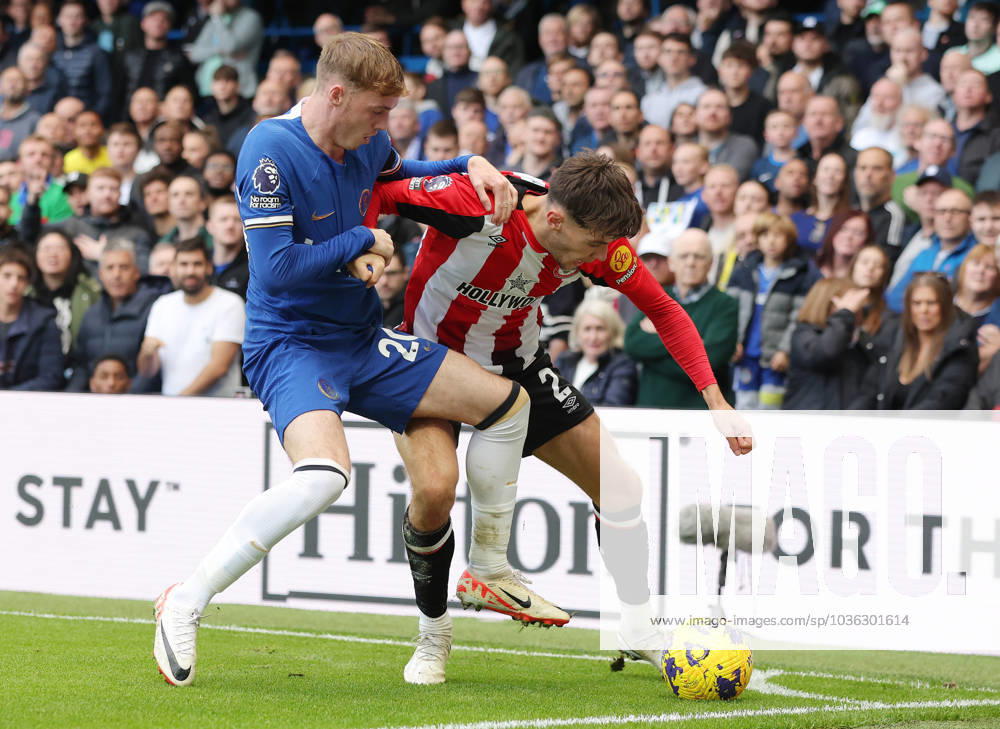 London, England, 28th October 2023. Cole Palmer of Chelsea and Aaron Hickey of Brentford challenge for the ball during the Premier League match at Stamford Bridge, London. Picture credit should read: Paul Terry Sportimage . SPI-2685-0047