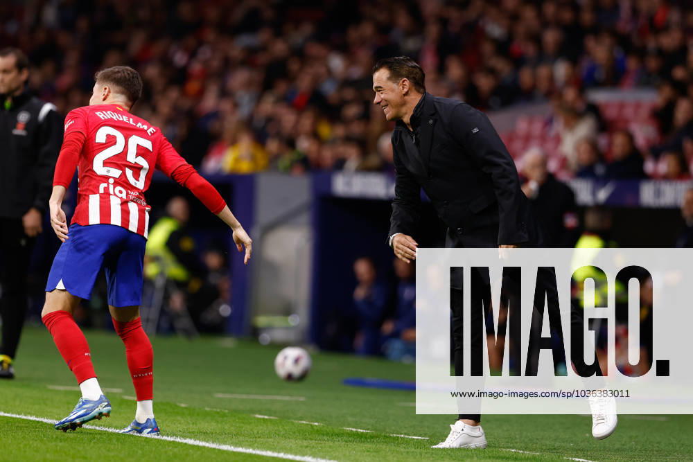 Luis Garcia, head coach of Deportivo Alaves, saludates to Rodrigo Riquelme of Atletico de Madrid during the Spanish League, LaLiga EA Sports, football match played between Atletico de Madrid and Deportivo Alaves at Civitas Motropolitano stadium on October 29, 2023, in Madrid, Spain. MADRID SPAIN - ZUMAa181 20231029_zaa_a181_156
