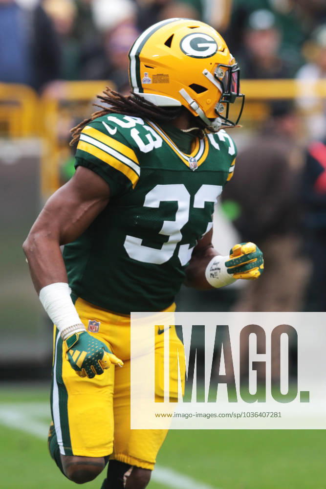 GREEN BAY, WI - OCTOBER 29: Green Bay Packers running back Aaron Jones (33) looks for the ball during a game between the Green Bay Packers and the Minnesota Vikings on October 29, 2023 at Lambeau Field, in Green Bay, WI. (Photo by Larry Radloff Icon Sportswire) NFL, American Football Herren, USA OCT 29 Vikings at Packers Icon2310290476