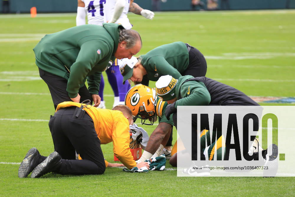 GREEN BAY, WI - OCTOBER 29: Green Bay Packers running back AJ Dillon (28) is attended to by training staff during a game between the Green Bay Packers and the Minnesota Vikings on October 29, 2023 at Lambeau Field, in Green Bay, WI. (Photo by Larry Radloff Icon Sportswire) NFL, American Football Herren, USA OCT 29 Vikings at Packers Icon2310292212