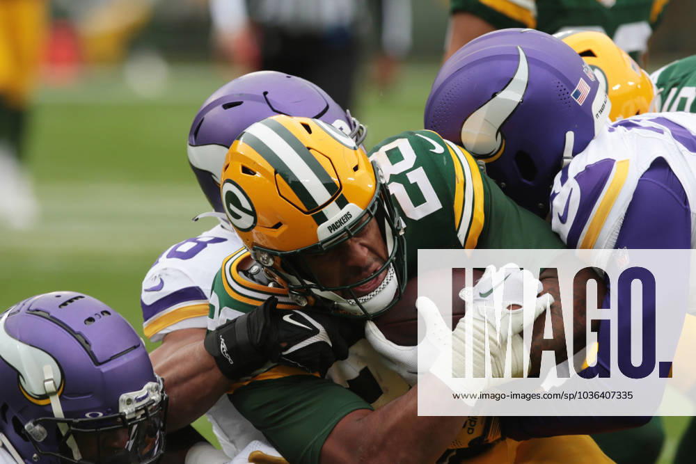 GREEN BAY, WI - OCTOBER 29: Green Bay Packers running back AJ Dillon (28) runs with three Minnesota Vikings defenders in tow during a game between the Green Bay Packers and the Minnesota Vikings on October 29, 2023 at Lambeau Field, in Green Bay, WI. (Photo by Larry Radloff Icon Sportswire) NFL, American Football Herren, USA OCT 29 Vikings at Packers Icon2310292721