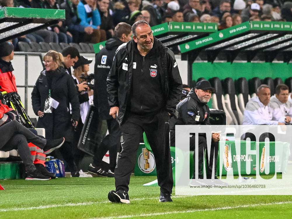 Frank Schmidt FC Heidenheim, head coach tries to motivate his team Borussia Moenchengladbach vs 1 FC Heidenheim 1846, football, DFB Pokal, 2 main round, season 2023 2024, 31 10 2023 DFB DFL Regulations prohibit any use of Photographs as image sequences and or quasi video Borussia Moenchengladbach vs 1 FC Heidenheim 1846, football, DFB Pokal, 2 main round, season 2023 2024, 31 10 2023 Moenchengladbach