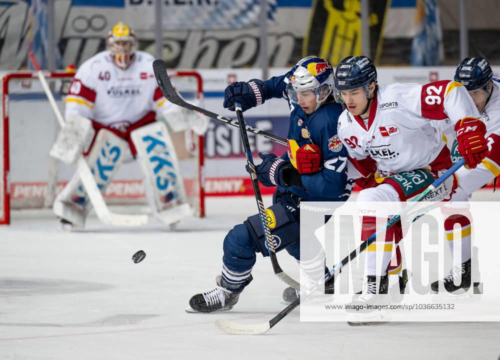 Fight for the puck duel between Veit Oswald EHC Red Bull Muenchen, 27 and Jakub Borzecki Duesseldorfer EG, 92 EHC Red Bull Muenchen vs Duesseldorfer EG, Ice Hockey, DEL, Matchday 18, Season 2023 2024, 05 11 2023 EHC Red Bull Muenchen vs Duesseldorfer EG, Ice Hockey, DEL, Matchday 18, Season 2023 2024, 05 11 2023 Muenchen