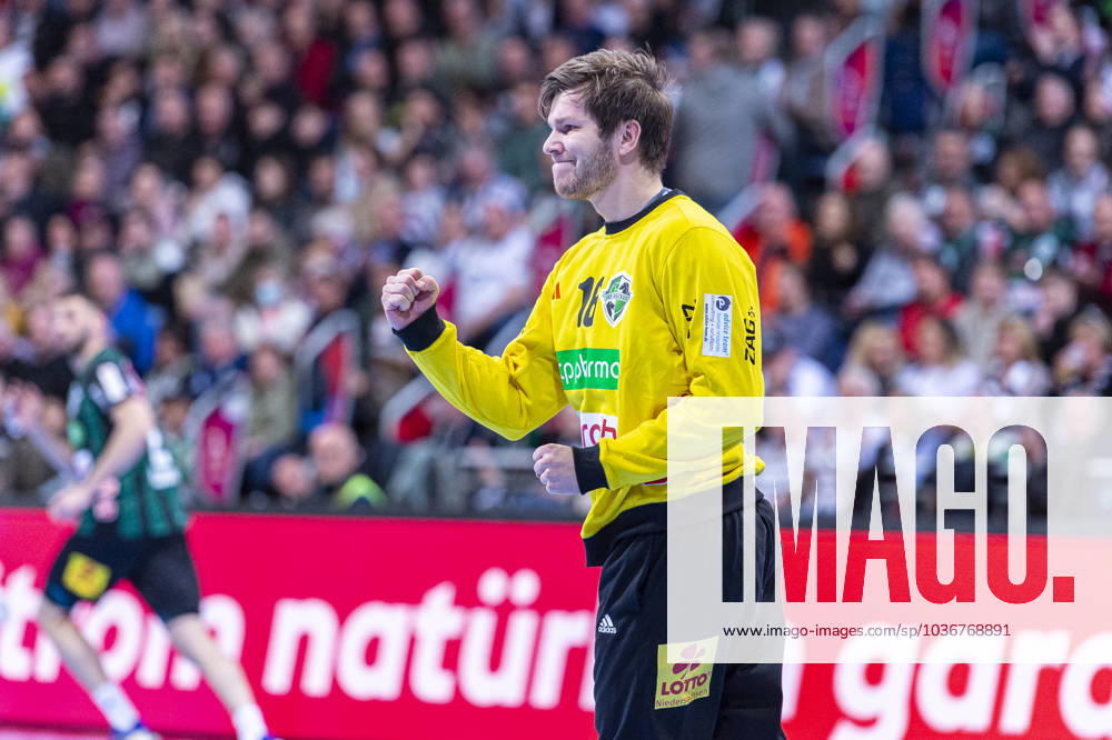 Simon Gade TSV Hannover Burgdorf, No. 16 v l , TSV Hannover Burgdorf green against THW Kiel white on matchday 12 of the 2023 2024 season in the LIQUI MOLY Handball Bundesliga 09 11 2023, ZAG Arena Hannover, GER ,