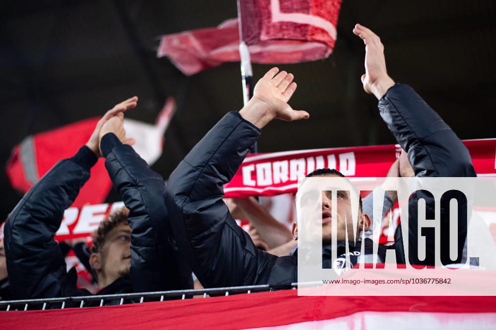 Maximilan Eggestein SC Freiburg, 08 and team celebrate the victory together with the fans and Ultras at the fence, GER, SC Freiburg vs FK TSC Backa Topola, Football UEFA Europa League, Group A, Matchday 4, Season 2023 2024, 09 11 2023 GER, SC Freiburg vs FK TSC Backa Topola, Football UEFA Europa League, Group A, Matchday 4, Season 2023 2024, 09 11 2023 Freiburg