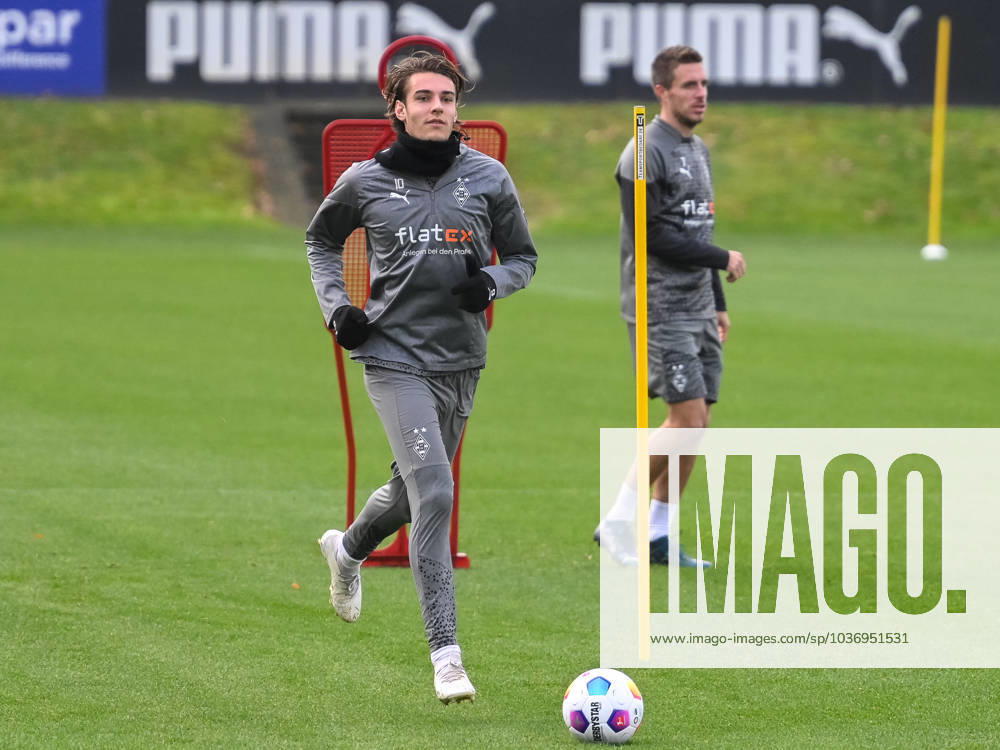 Florian Neuhaus Borussia Moenchengladbach, 10 runs after his presented ball Behind Patrick Herrmann Borussia Moenchengladbach, 07 Borussia Moenchengladbach, Football, 1 Bundesliga, Training, Season 2023 2024, 14 11 2023 Borussia Moenchengladbach, Football, 1 Bundesliga, Training, Season 2023 2024, 14 11 2023 Moenchengladbach