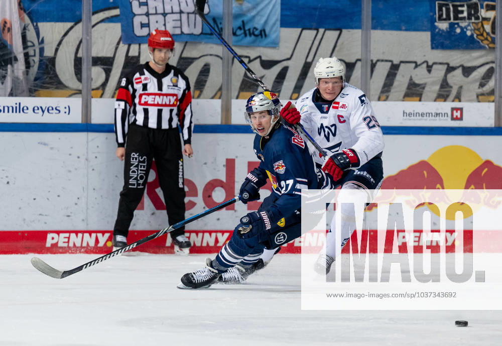 Fight for the puck duel between Veit Oswald EHC Red Bull Muenchen, 27 and Denis Reul Adler Mannheim, 29 EHC Red Bull Muenchen vs Adler Mannheim, Ice Hockey, DEL, 22 Matchday, Season 2023 2024, 26 11 2023 EHC Red Bull Muenchen vs Adler Mannheim, Ice Hockey, DEL, 22 Matchday, Season 2023 2024, 26 11 2023 Muenchen