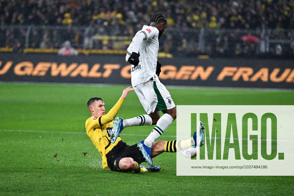 Nico Schlotterbeck Borussia Dortmund , left , against Theoson Jordan Siebatcheu Borussia Moenchengladbach 25 11 2023, Soccer 1 Bundesliga, Matchday 12, Season 2023 2024 Borussia Dortmund Borussia Mönchengladbach 4 2 Dortmund Signal Iduna Park Nordrhein Westfalen Germany Team2