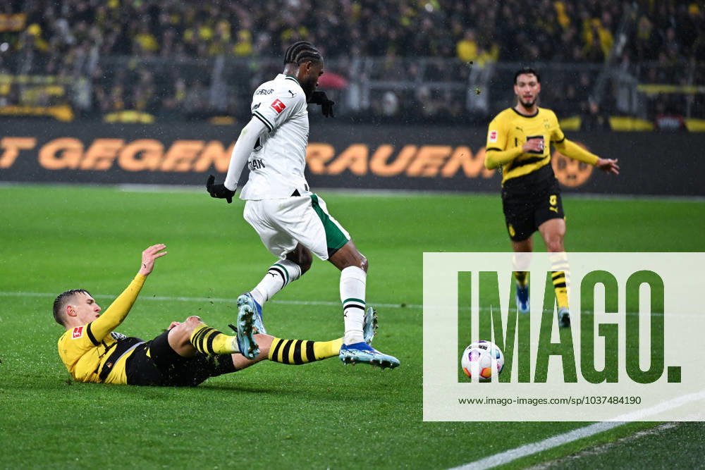 Nico Schlotterbeck Borussia Dortmund , left , against Theoson Jordan Siebatcheu Borussia Moenchengladbach 25 11 2023, Soccer 1 Bundesliga, Matchday 12, Season 2023 2024 Borussia Dortmund Borussia Mönchengladbach 4 2 Dortmund Signal Iduna Park Nordrhein Westfalen Germany Team2