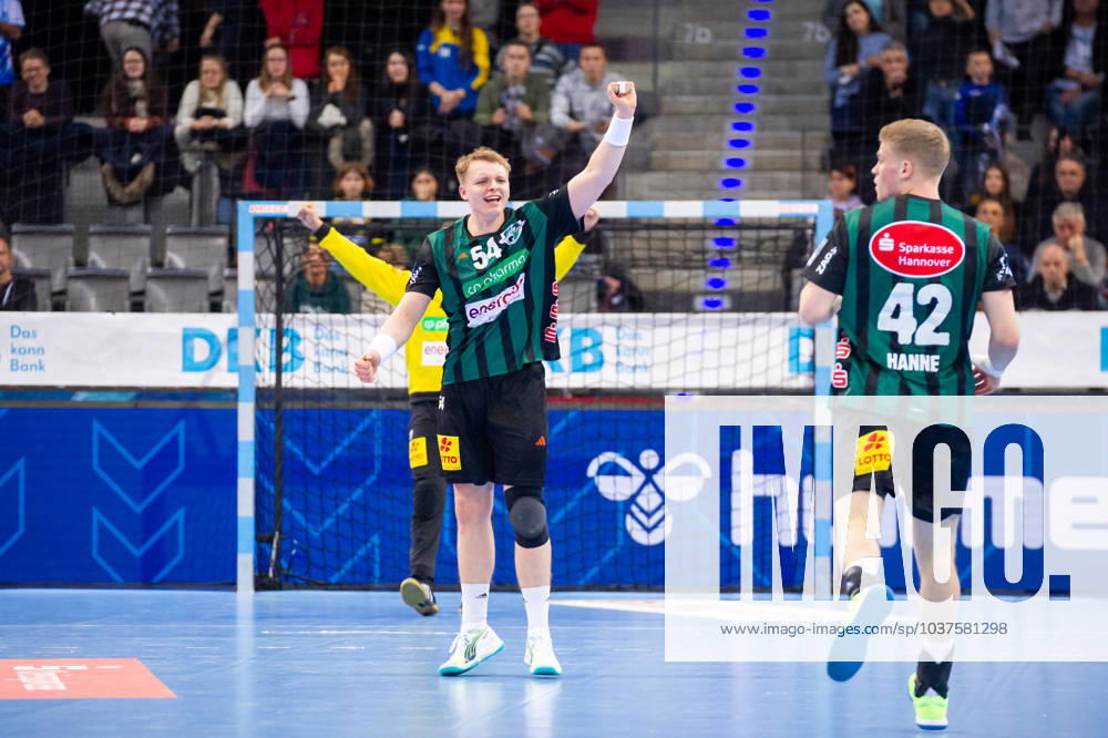 Justus Fischer TSV Hannover Burgdorf, 54 and Dario Quenstedt TSV Hannover Burgdorf, 21 , left in winning pose, Martin Hanne TSV Hannover Burgdorf, 42 , right TVB Stuttgart Hannover Burgdorf, Sport, Handball, 2023 2024, Liqui Moly Handball Bundesliga, 02 12 2023, Stuttgart Porsche Arena , DEU TVB Stuttgart Hannover Burgdorf, 02 12 2023, Stuttgart Porsche Arena , DEU Stuttgart