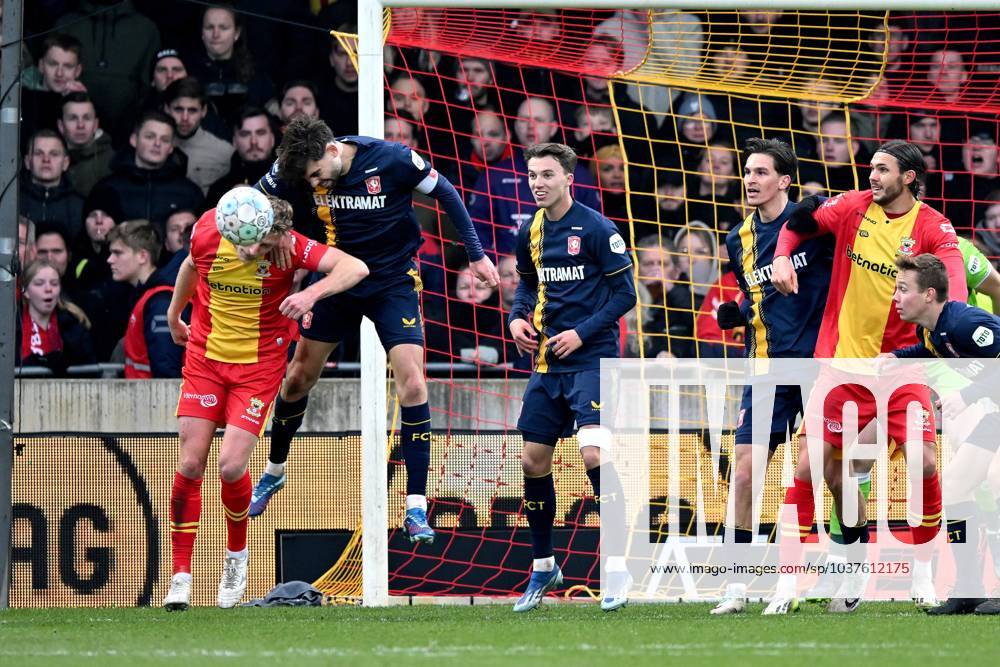 DEVENTER - (l-r) Joris Kramer of Go Ahead Eagles, Robin Propper of FC Twente during the Dutch Eredivisie match between Go Ahead Eagles and FC Twente in De Adelaarshorst on December 3, 2023 in Deventer, Netherlands. ANP GERRIT VAN KEULEN netherlands out - belgium out Deventer IVx 485341864 originalFilename: 0370981664st
