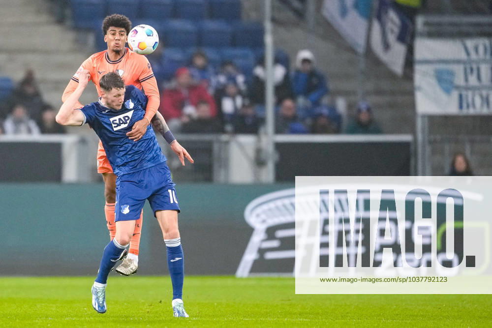 V li Bernardo Fernandes da Silva Junior BOC, 5 , Wout Weghorst Hoffenheim, 10 , header, header duel, game scene, duel in the air, action, action, 08 12 2023, Sinsheim Germany , Football, Bundesliga, TSG 1899 Hoffenheim VfL Bochum, DFB DFL REGULATIONS PROHIBIT ANY USE OF PHOTOGRAPHS AS IMAGE SEQUENCES AND OR QUASI VIDEO