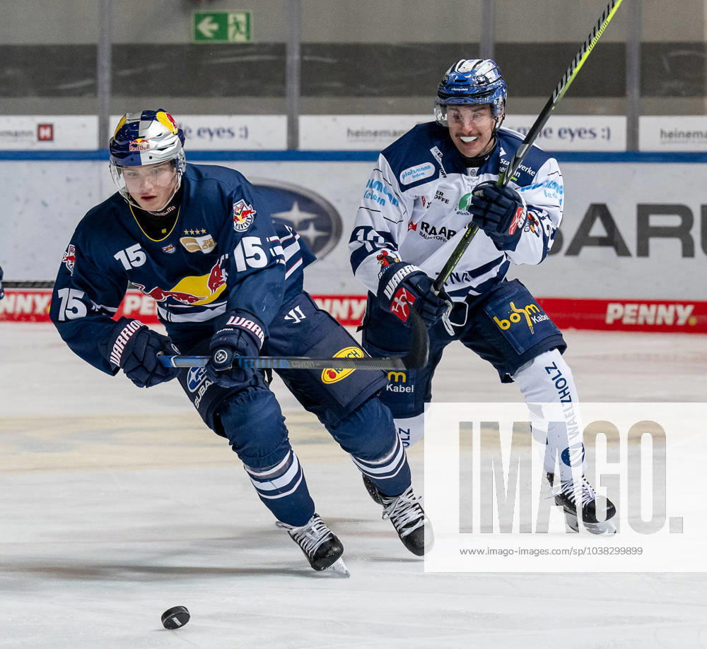 Battle for the puck duel between Nikolaus Heigl EHC Red Bull Muenchen, 15 and Maciej Rutkowski Iserlohn Roosters, 12 EHC Red Bull Muenchen vs Iserlohn Roosters, Ice Hockey, DEL, Matchday 30, Season 2023 2024, 23 12 2023 EHC Red Bull Muenchen vs Iserlohn Roosters, Ice Hockey, DEL, Matchday 30, Season 2023 2024, 23 12 2023 Muenchen