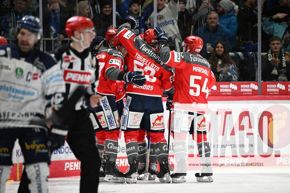 Alexander Karachun Schwenninger Wild Wings 47 Alex Trivellato Schwenninger Wild Wings 53 Benjamin Marshall Schwenninger Wild Wings 54 Zach Senyshyn Schwenninger Wild Wings 89 Schwenninger Wild Wings vs Iserlohn Roosters, Ice Hockey, DEL, Matchday 32, Season 2023 2024, 28 12 2023 Schwenninger Wild Wings vs Iserlohn Roosters, Ice Hockey, DEL, Penny DEL, Matchday 32, Season 2023 2024, 28 12 2023 Schwenningen