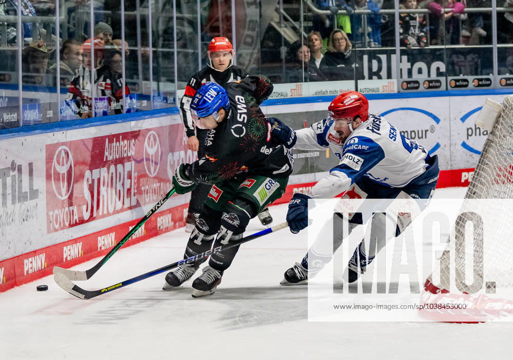 Battle for the puck duel between Niklas Andersen Augsburger Panther, 71 and Zach Senyshyn Schwenninger Wild Wings, 89 Augsburger Panther vs Schwenninger Wild Wings, Ice Hockey, DEL, Matchday 33, Season 2023 2024, 30 12 2023 Augsburger Panther vs Schwenninger Wild Wings, Ice Hockey, DEL, Matchday 33, Season 2023 2024, 30 12 2023 Augsburg