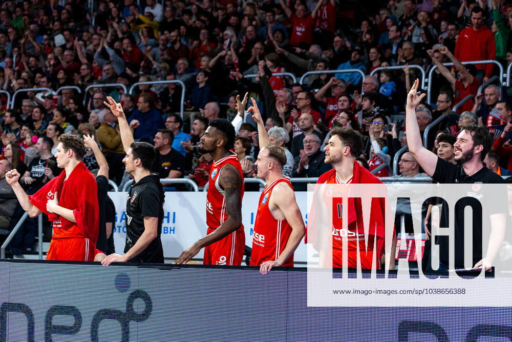 Team, squad, cheers, jubilation, positive emotions, Bamberg Baskets vs ALBA Berlin, Basketball, easyCredit BBL, Matchday 15, 07 01 2024 Bamberg Baskets vs ALBA Berlin, Basketball, easyCredit BBL, Matchday 15, 07 01 2024 Bamberg