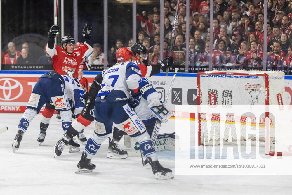 Joacim Eriksson Schwenninger Wild Wings, 60 , Alexander Karachun Schwenninger Wild Wings, 47 take the 1 0 of Koelner GER, Koelner Haie vs Schwenningen Wild Wings, Ice Hockey, DEL, Matchday 38, Season 2023 24, 14 01 2024, GER, Koelner Haie vs Schwenningen Wild Wings, Ice Hockey, DEL, Matchday 38, Season 2023 24, 14 01 2024, Location Lanxess Arena in Cologne Photo Gerhard Wingender Cologne